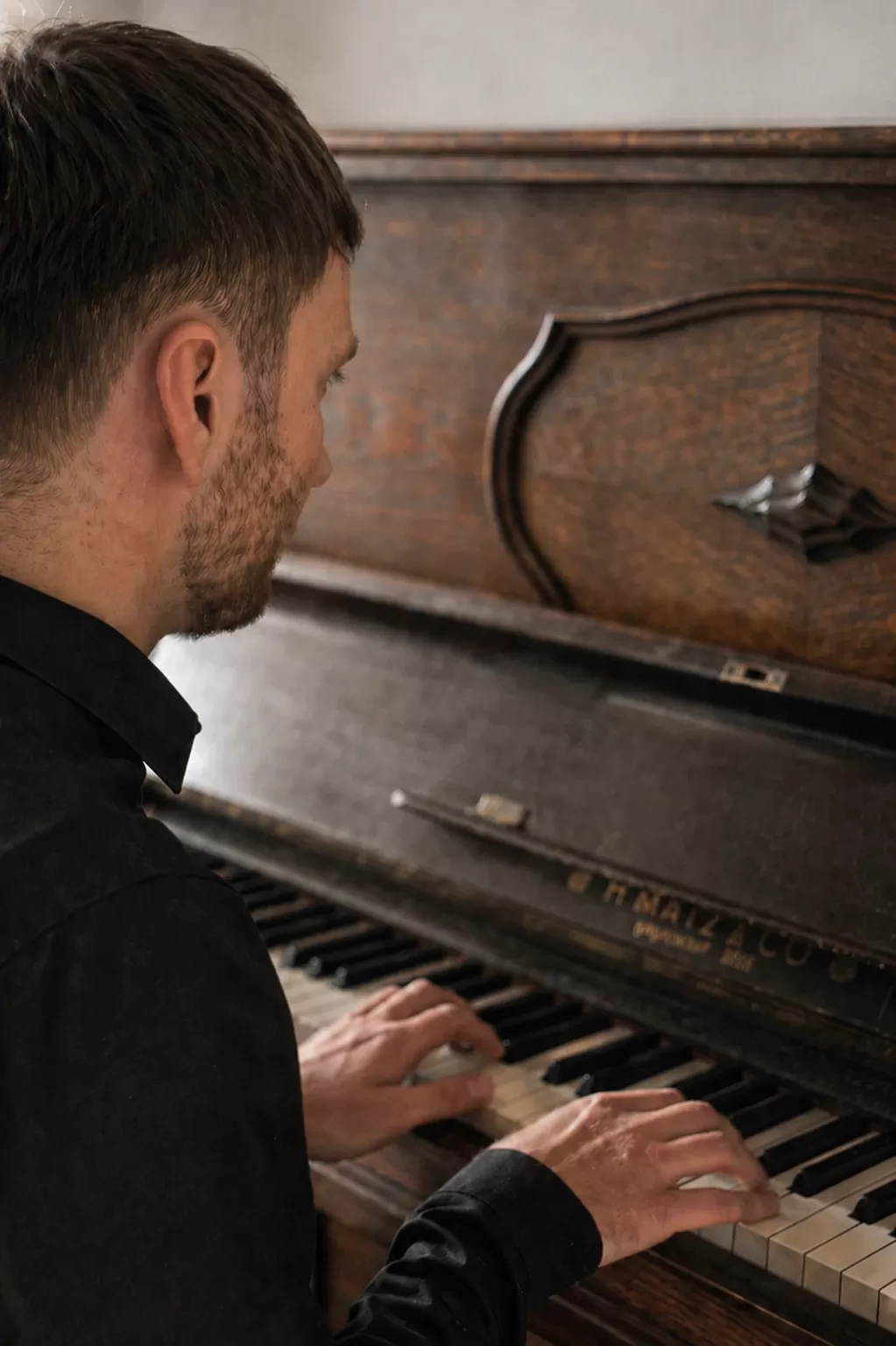 Fabian Günther bei der Klavieraufnahme im Tonstudio Leipzig
