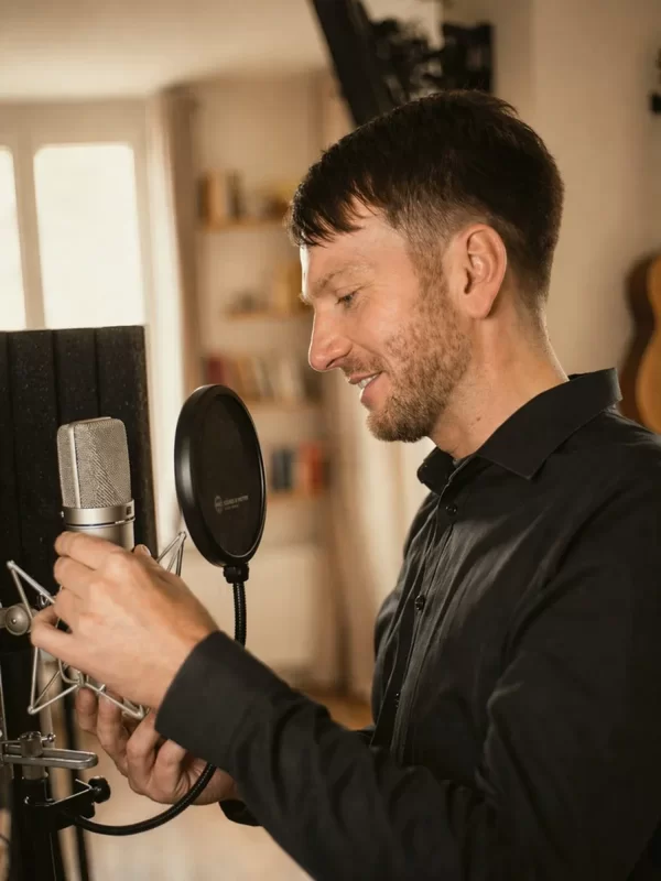 Sprachaufnahme am Großmembranmikrofon im Tonstudio Leipzig