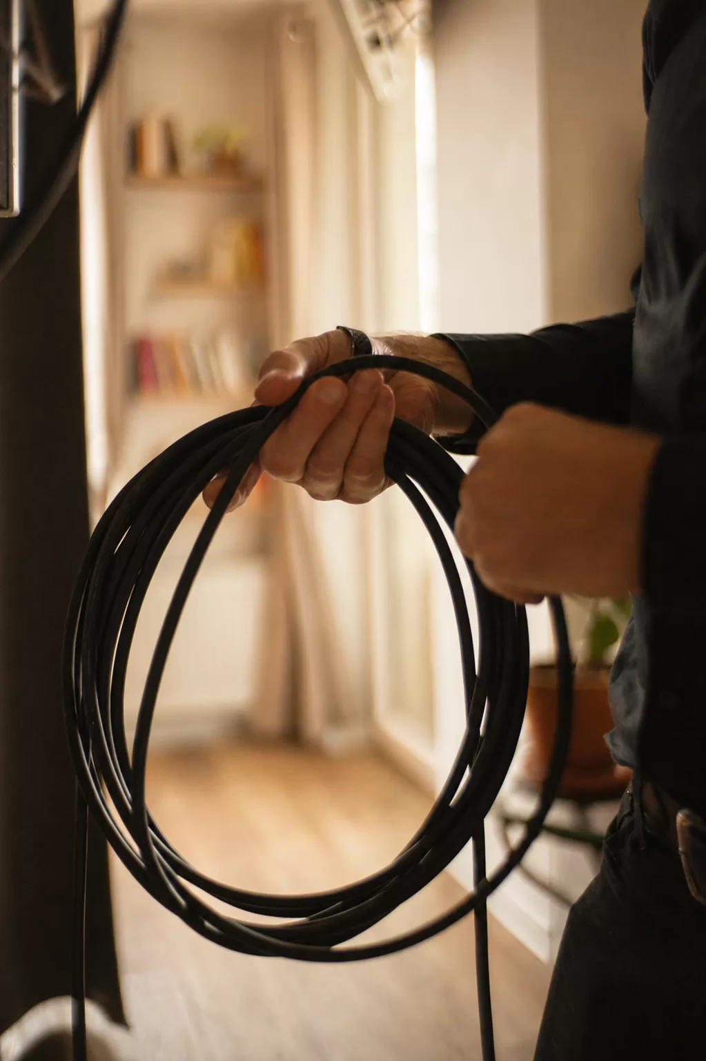 Sorgfältige Audiokabel Vorbereitung im Tonstudio Leipzig